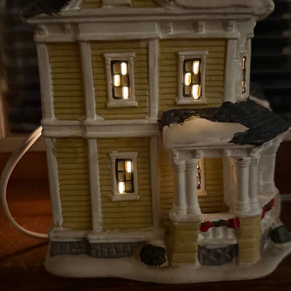 Ceramic Christmas Village House Decoration Yellow House Victorian Lighted Snow - Picture 4 of 12